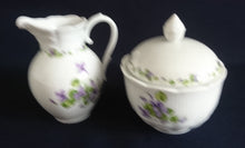 Lade das Bild in den Galerie-Viewer, 3er Set MILCHKÄNNCHEN &amp; ZUCKERDOSE MIT DECKEL &quot;Viola&quot; - Porzellan, Flora Veilchen Blumenblüten Blatt Blätter Motiv Dekor
