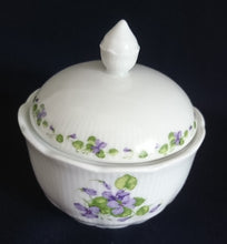 Lade das Bild in den Galerie-Viewer, 3er Set MILCHKÄNNCHEN &amp; ZUCKERDOSE MIT DECKEL &quot;Viola&quot; - Porzellan, Flora Veilchen Blumenblüten Blatt Blätter Motiv Dekor
