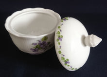 Lade das Bild in den Galerie-Viewer, 3er Set MILCHKÄNNCHEN &amp; ZUCKERDOSE MIT DECKEL &quot;Viola&quot; - Porzellan, Flora Veilchen Blumenblüten Blatt Blätter Motiv Dekor
