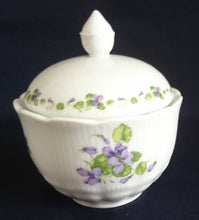 Lade das Bild in den Galerie-Viewer, 3er Set MILCHKÄNNCHEN &amp; ZUCKERDOSE MIT DECKEL &quot;Viola&quot; - Porzellan, Flora Veilchen Blumenblüten Blatt Blätter Motiv Dekor
