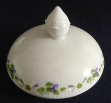 Lade das Bild in den Galerie-Viewer, 3er Set MILCHKÄNNCHEN &amp; ZUCKERDOSE MIT DECKEL &quot;Viola&quot; - Porzellan, Flora Veilchen Blumenblüten Blatt Blätter Motiv Dekor
