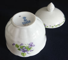 Lade das Bild in den Galerie-Viewer, 3er Set MILCHKÄNNCHEN &amp; ZUCKERDOSE MIT DECKEL &quot;Viola&quot; - Porzellan, Flora Veilchen Blumenblüten Blatt Blätter Motiv Dekor
