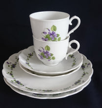 Lade das Bild in den Galerie-Viewer, 2er Set 3er TEEGEDECKE &quot;Viola&quot; - Porzellan, Flora Veilchen Blumenblüten Blatt Blätter Motiv Dekor
