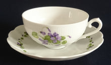 Lade das Bild in den Galerie-Viewer, 2er Set 2er KAFFEEGEDECKE &quot;Viola&quot; - Porzellan, Flora Veilchen Blumenblüten Blatt Blätter Motiv Dekor
