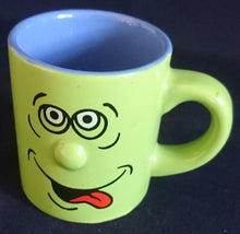 Lade das Bild in den Galerie-Viewer, KINDER~ GETRÄNKETASSE - Keramik / Steingut, Verrückter Wahnsinniger Gesichtsausdruck Zunge Auge Nase Mund Motiv Dekor
