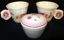 Lade das Bild in den Galerie-Viewer, 6er Set MOCCA KAFFEEGETRÄNKE SERVIER GESCHENKESET - Keramik / Steingut &amp; Hartglas, Flora Rosen Blumenblüten Tiere Schmetterlinge Abstrakt Linien Motiv Dekor (BC)
