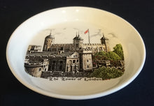 Lade das Bild in den Galerie-Viewer, SAMMELTELLERCHEN UNTERSETZER - Porzellan,  Burg Schloß Tower of London Motiv Aufschrift Motiv Dekor (BC)
