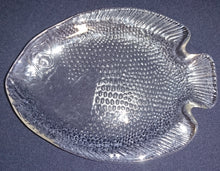 Lade das Bild in den Galerie-Viewer, 6er Set ABLAGESCHÄLCHEN - Hartglas, Fischform Schuppen Punkte Kreise Relief Motiv Dekor
