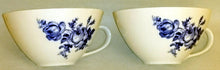 Lade das Bild in den Galerie-Viewer, 2er Set TEETASSEN - Porzellan Inglazed, Flora Rosenblumen Blüten Blatt Blätter Motiv Dekor
