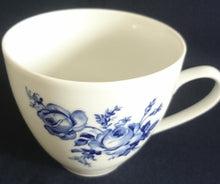 Lade das Bild in den Galerie-Viewer, TEETASSE &quot;Henriette&quot; - Porzellan Inglazed, Flora Rosenblumen Blüten Blatt Blätter Motiv Dekor
