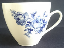 Lade das Bild in den Galerie-Viewer, TEETASSE &quot;Henriette&quot; - Porzellan Inglazed, Flora Rosenblumen Blüten Blatt Blätter Motiv Dekor
