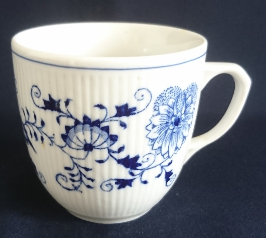 KAFFEETASSE - Porzellan, Zwiebelmuster Senkrechte Linien Relief Motiv Dekor