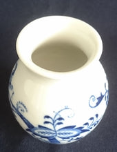 Lade das Bild in den Galerie-Viewer, KLEINE BLUMENVASE - Porzellan, Zwiebelmuster Motiv Dekor
