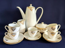 Lade das Bild in den Galerie-Viewer, 5er Set MOCCA KAFFEEKANNE MIT DECKEL &amp; MILCHKÄNNCHEN &amp; ZUCKERDOSE MIT DECKEL - Porzellan, Goldrand Geometrisch Abstrakt Symbol Zeichen Wappen Dekor Motiv
