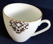 Lade das Bild in den Galerie-Viewer, 2er Set MOCCA~ KAFFEETASSEN - Porzellan, Goldrand Geometrisch Abstrakt Symbol Zeichen Wappen Dekor Motiv

