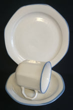 Lade das Bild in den Galerie-Viewer, 2er Set DESSERTTELLER - Porzellan, Dekorrand Linie
