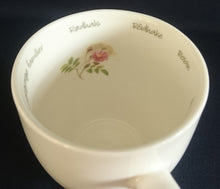 Lade das Bild in den Galerie-Viewer, KAFFEE SAMMELTASSE - Porzellan, Flora Fauna Vogel Vögel Rotkehlchen Rosenblumen Blüten Blatt Blätter Sprachen Aufschrift Motiv Dekor
