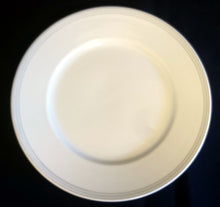 Lade das Bild in den Galerie-Viewer, 2er Set SPEISETELLER - Porzellan, Dreifacher Rand Linien Streifen Motiv Dekor

