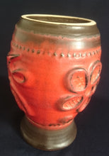 Lade das Bild in den Galerie-Viewer, BLUMENVASE - Keramik / Steingut, Abstrakt Wellen Flora Blumenblüten Pflanzen Motiv Dekor
