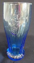 Lade das Bild in den Galerie-Viewer, GETRÄNKEGLAS COCA COLA - Hartglas, Halbe Flaschen Kronkorken Form Relief Schriftzug Motiv Dekor
