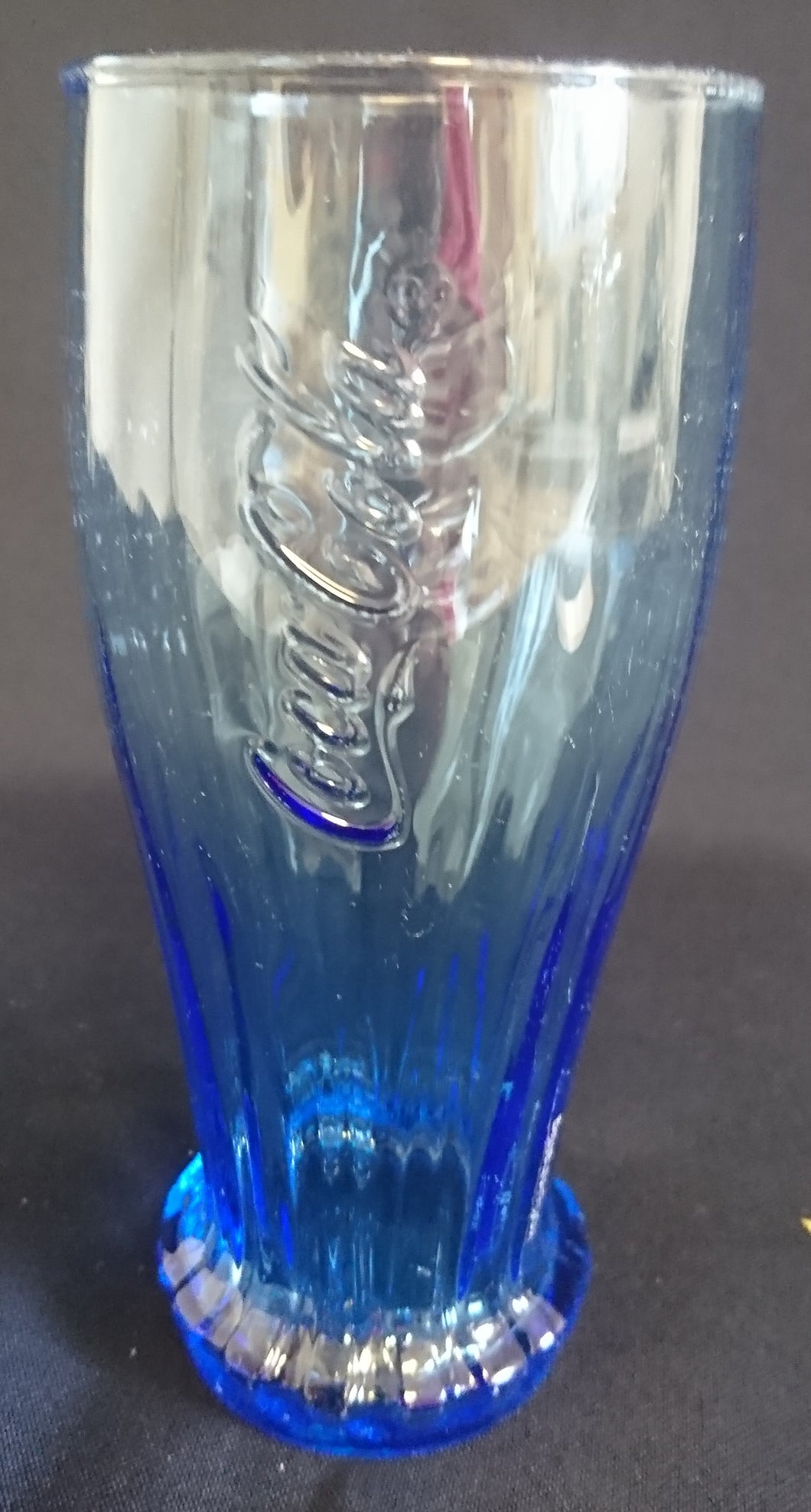 GETRÄNKEGLAS COCA COLA - Hartglas, Halbe Flaschen Kronkorken Form Relief Schriftzug Motiv Dekor