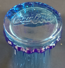 Lade das Bild in den Galerie-Viewer, GETRÄNKEGLAS COCA COLA - Hartglas, Halbe Flaschen Kronkorken Form Relief Schriftzug Motiv Dekor
