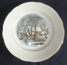 Lade das Bild in den Galerie-Viewer, DESSERTTELLER &quot;Created Exclusively for AVON&quot; - Porzellan, Goldrand Linien Winterschnee Haus Scheune Bauernhof Baum Bäume Landschaft Motiv Dekor
