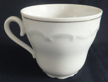 Lade das Bild in den Galerie-Viewer, KAFFEETASSE &quot;Created Exclusively for AVON&quot; - Porzellan, Goldrand Linien Winterschnee Haus Scheune Bauernhof Baum Bäume Landschaft Motiv Dekor
