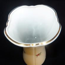 Lade das Bild in den Galerie-Viewer, BLUMENVASE - Porzellan, Goldrand Flora Blumenblüten Pflanzen Motiv Dekor
