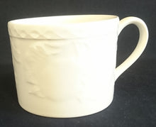 Lade das Bild in den Galerie-Viewer, TEETASSE - Keramik / Steingut, Flora Obst Weintrauben Birnen Blatt Blüten Abstrakt Rand Relief Motiv Dekor
