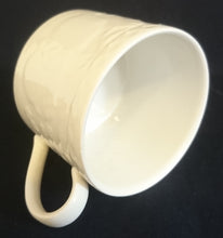 Lade das Bild in den Galerie-Viewer, TEETASSE - Keramik / Steingut, Flora Obst Weintrauben Birnen Blatt Blüten Abstrakt Rand Relief Motiv Dekor
