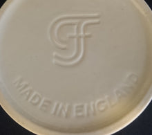 Lade das Bild in den Galerie-Viewer, TEETASSE - Keramik / Steingut, Flora Obst Weintrauben Birnen Blatt Blüten Abstrakt Rand Relief Motiv Dekor
