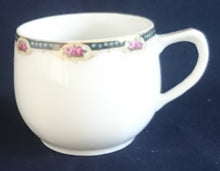 Lade das Bild in den Galerie-Viewer, 2er KAFFEEGEDECK - Porzellan, Goldrand Rosenblüten Bouquet Punkte Kreise Motiv Dekor
