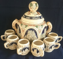 Lade das Bild in den Galerie-Viewer, 2er Set BOWLE~ GETRÄNKEKRÜGE - Keramik / Steingut, Burgen Schloß Schlösser Ruinen Weintrauben Abstrakt Aufschrift Motiv Dekor
