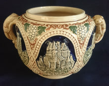 Lade das Bild in den Galerie-Viewer, BOWLESCHÜSSEL MIT DECKEL - Keramik / Steingut, Burgen Schloß Schlösser Ruinen Weintrauben Abstrakt Aufschrift Motiv Dekor
