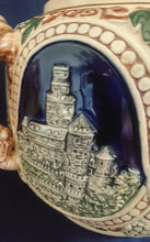 Lade das Bild in den Galerie-Viewer, BOWLESCHÜSSEL MIT DECKEL - Keramik / Steingut, Burgen Schloß Schlösser Ruinen Weintrauben Abstrakt Aufschrift Motiv Dekor
