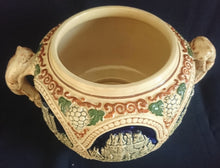 Lade das Bild in den Galerie-Viewer, BOWLESCHÜSSEL MIT DECKEL - Keramik / Steingut, Burgen Schloß Schlösser Ruinen Weintrauben Abstrakt Aufschrift Motiv Dekor
