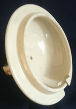 Lade das Bild in den Galerie-Viewer, BOWLESCHÜSSEL MIT DECKEL - Keramik / Steingut, Burgen Schloß Schlösser Ruinen Weintrauben Abstrakt Aufschrift Motiv Dekor
