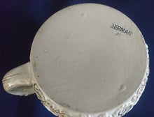 Lade das Bild in den Galerie-Viewer, 2er Set BOWLE~ GETRÄNKEKRÜGE - Keramik / Steingut, Burgen Schloß Schlösser Ruinen Weintrauben Abstrakt Aufschrift Motiv Dekor
