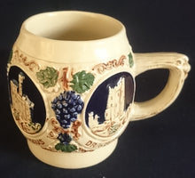 Lade das Bild in den Galerie-Viewer, 2er Set BOWLE~ GETRÄNKEKRÜGE - Keramik / Steingut, Burgen Schloß Schlösser Ruinen Weintrauben Abstrakt Aufschrift Motiv Dekor
