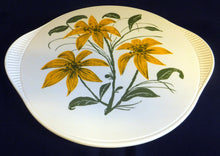 Lade das Bild in den Galerie-Viewer, TORTENPLATTE - Keramik / Steingut, Lilien Blumen Pflanzen Relief Griffe Motiv Dekor
