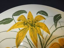 Lade das Bild in den Galerie-Viewer, TORTENPLATTE - Keramik / Steingut, Lilien Blumen Pflanzen Relief Griffe Motiv Dekor
