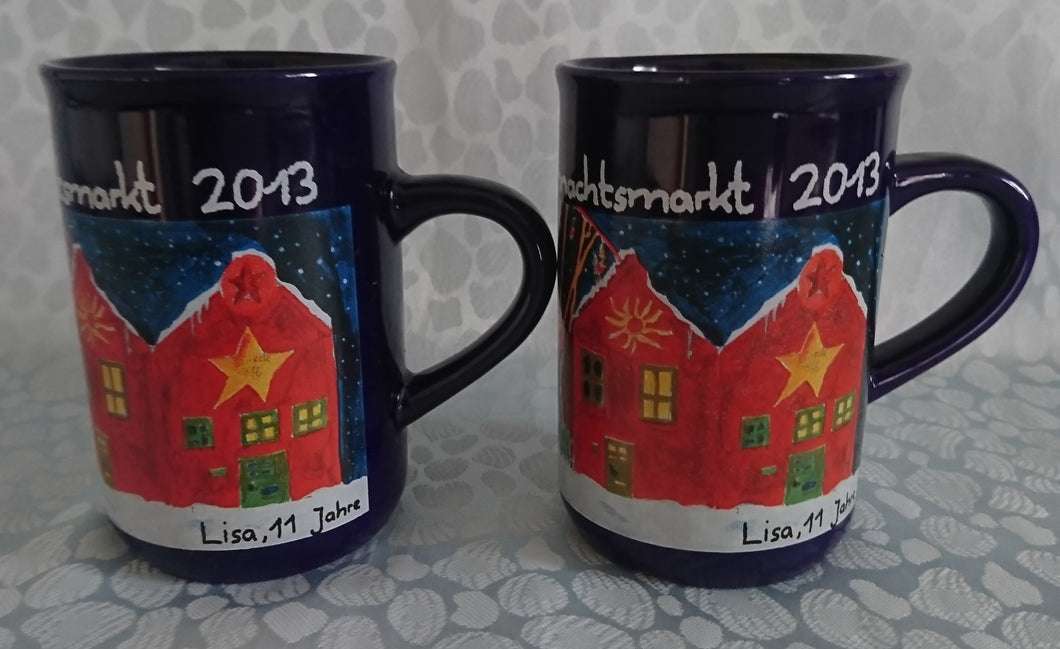 2er Set GLÜHWEINTASSEN - Keramik / Steingut, Lübecker Weihnachtsmarkt 2013 Aufschrift Kind Lisa Gemaltes Bild