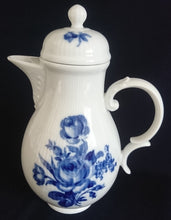 Lade das Bild in den Galerie-Viewer, KAFFEEKANNE MIT DECKEL &quot;Lauenstein&quot; - Porzellan, Echt Kobalt Flora Rosenblumen Blüten Blatt Blätter Striche Linien Relief Motiv Dekor
