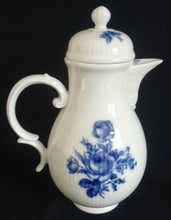 Lade das Bild in den Galerie-Viewer, KAFFEEKANNE MIT DECKEL &quot;Lauenstein&quot; - Porzellan, Echt Kobalt Flora Rosenblumen Blüten Blatt Blätter Striche Linien Relief Motiv Dekor
