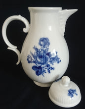 Lade das Bild in den Galerie-Viewer, KAFFEEKANNE MIT DECKEL &quot;Lauenstein&quot; - Porzellan, Echt Kobalt Flora Rosenblumen Blüten Blatt Blätter Striche Linien Relief Motiv Dekor
