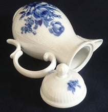 Lade das Bild in den Galerie-Viewer, KAFFEEKANNE MIT DECKEL &quot;Lauenstein&quot; - Porzellan, Echt Kobalt Flora Rosenblumen Blüten Blatt Blätter Striche Linien Relief Motiv Dekor
