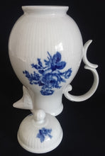 Lade das Bild in den Galerie-Viewer, KAFFEEKANNE MIT DECKEL &quot;Lauenstein&quot; - Porzellan, Echt Kobalt Flora Rosenblumen Blüten Blatt Blätter Striche Linien Relief Motiv Dekor
