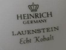 Lade das Bild in den Galerie-Viewer, KAFFEEKANNE MIT DECKEL &quot;Lauenstein&quot; - Porzellan, Echt Kobalt Flora Rosenblumen Blüten Blatt Blätter Striche Linien Relief Motiv Dekor
