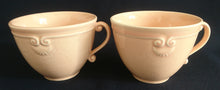 Lade das Bild in den Galerie-Viewer, 2er Set 2er KAFFEEGEDECKE &quot;Genevieve Lethu&quot; - Keramik / Steingut, Rosa Gesprenkeltes Punkte Rand Linien Abstrakt Motiv Dekor
